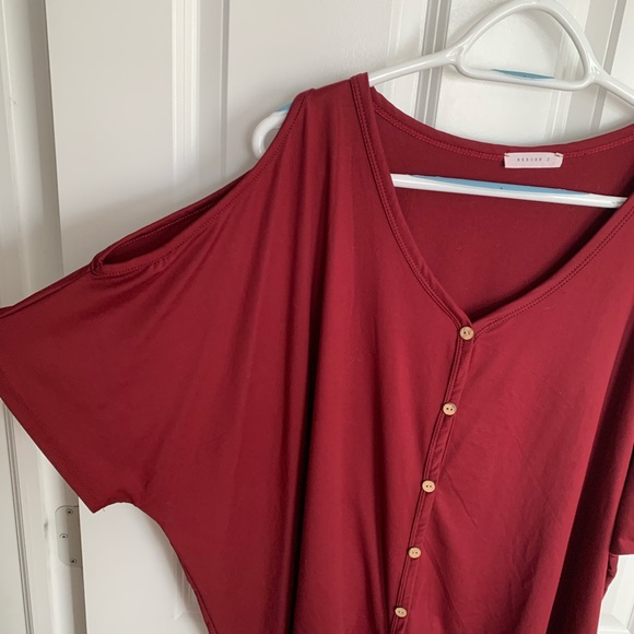 XL Reborn J cold shoulder top - Picture 3 of 4